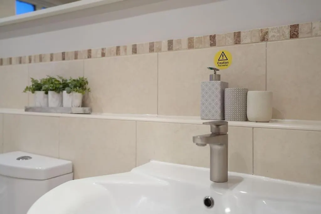Holiday home Stradbroke House - 5 Bed Townhouse, Sleeps 11, Great For Group Stays & Workers, Free Parking & Netflix - Hosted By Stay Host Save Sheffield