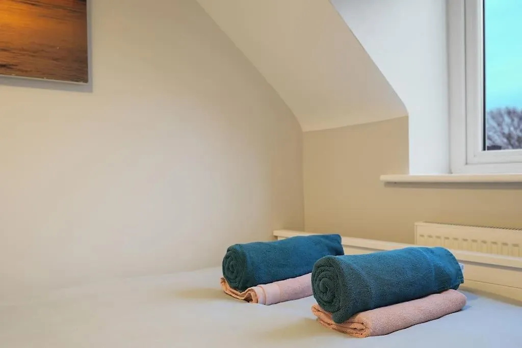 Stradbroke House - 5 Bed Townhouse, Sleeps 11, Great For Group Stays & Workers, Free Parking & Netflix - Hosted By Stay Host Save Sheffield 0*,  United Kingdom