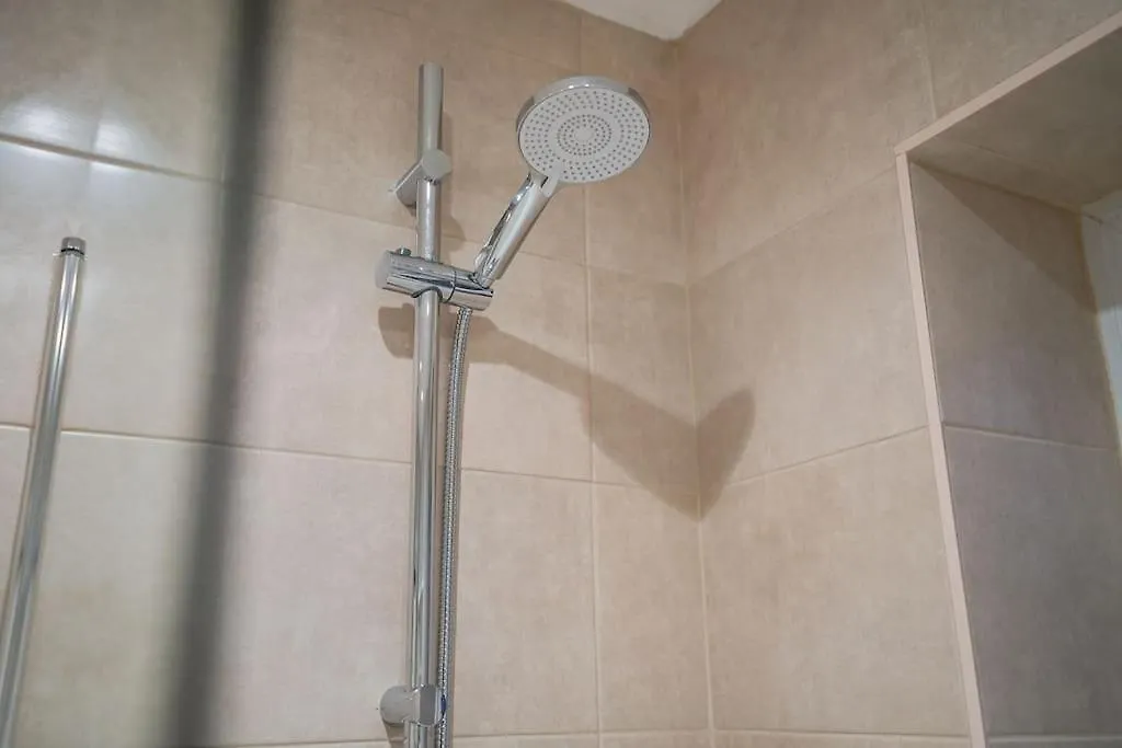 Stradbroke House - 5 Bed Townhouse, Sleeps 11, Great For Group Stays & Workers, Free Parking & Netflix - Hosted By Stay Host Save Sheffield 0*,  United Kingdom
