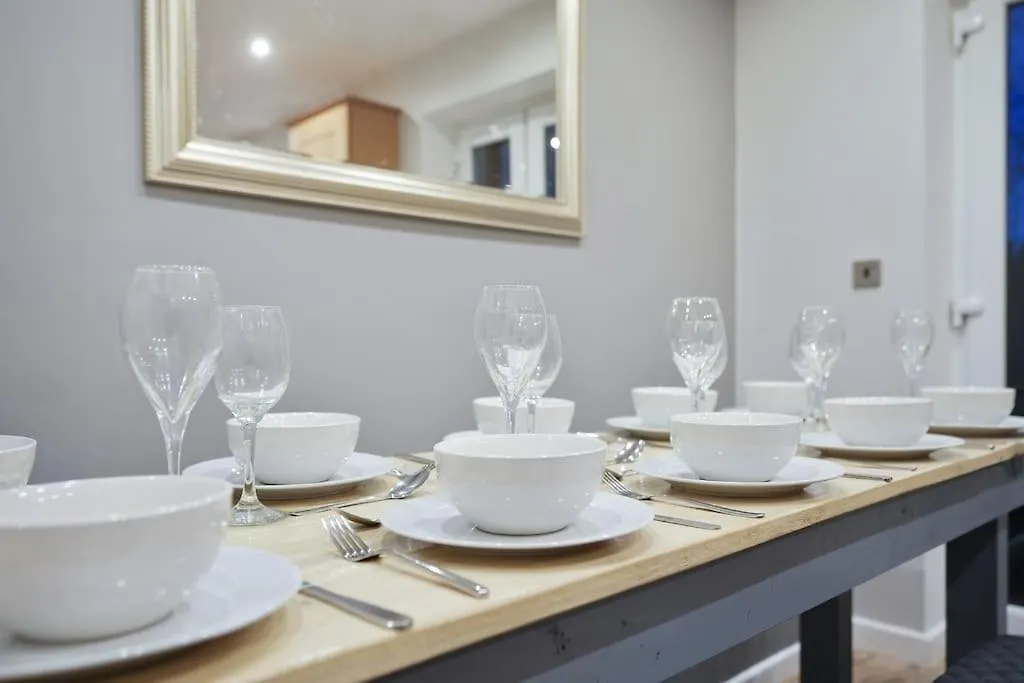 Holiday home Stradbroke House - 5 Bed Townhouse, Sleeps 11, Great For Group Stays & Workers, Free Parking & Netflix - Hosted By Stay Host Save Sheffield