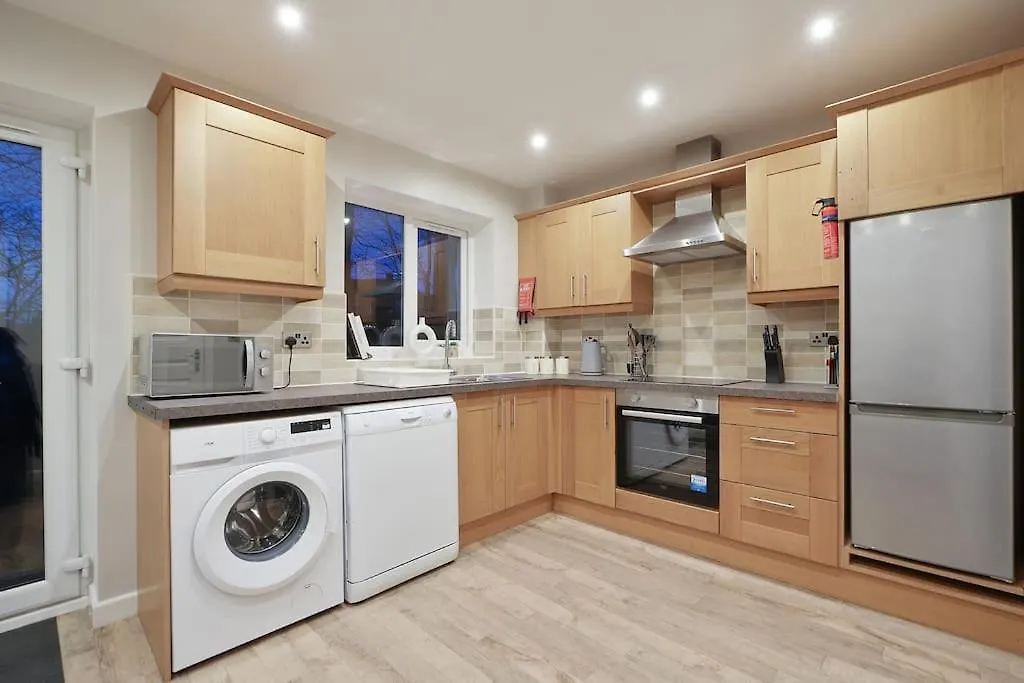 Stradbroke House - 5 Bed Townhouse, Sleeps 11, Great For Group Stays & Workers, Free Parking & Netflix - Hosted By Stay Host Save Sheffield 0*,