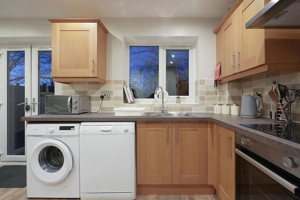 Stradbroke House - 5 Bed Townhouse, Sleeps 11, Great For Group Stays & Workers, Free Parking & Netflix - Hosted By Stay Host Save Sheffield Holiday home