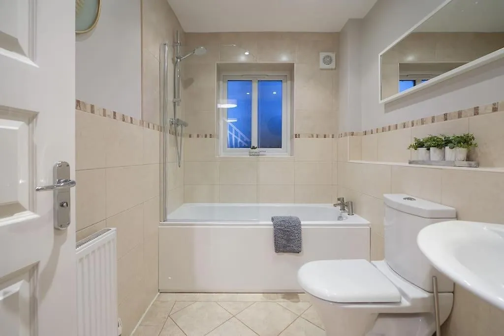 Stradbroke House - 5 Bed Townhouse, Sleeps 11, Great For Group Stays & Workers, Free Parking & Netflix - Hosted By Stay Host Save Sheffield United Kingdom