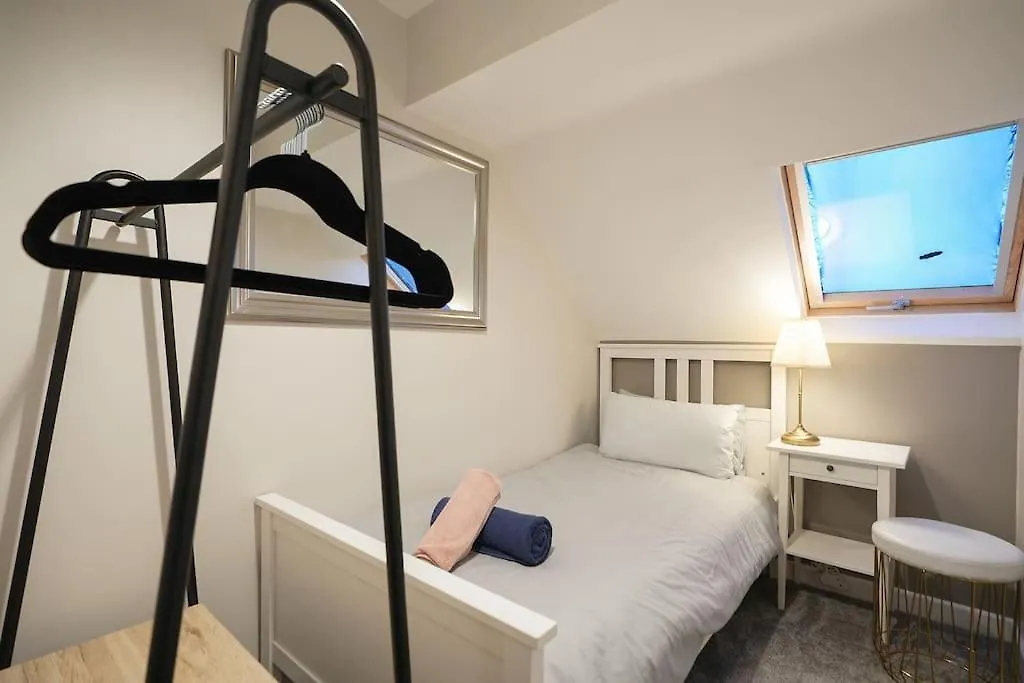 Holiday home Stradbroke House - 5 Bed Townhouse, Sleeps 11, Great For Group Stays & Workers, Free Parking & Netflix - Hosted By Stay Host Save Sheffield